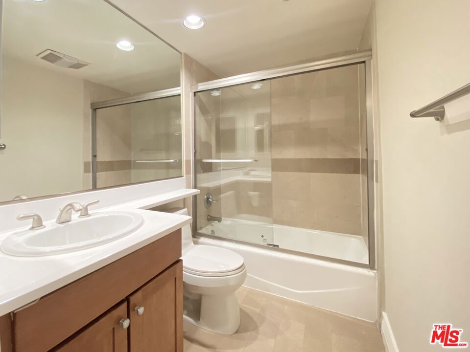 1227 Granville Avenue 104 Property Photo 17