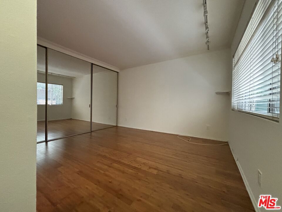 1807 Taft Avenue 2-3 Property Photo 3