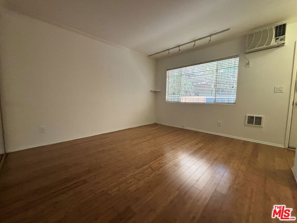 1807 Taft Avenue 2-3 Property Photo 4