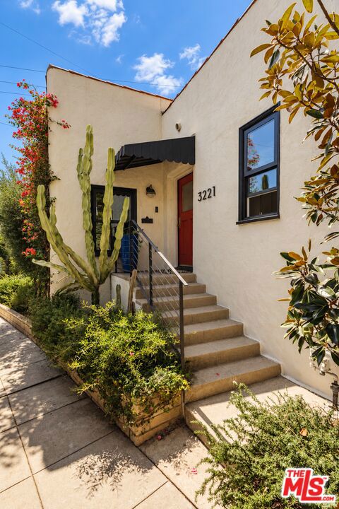3221 Griffith Park Boulevard Property Photo 2