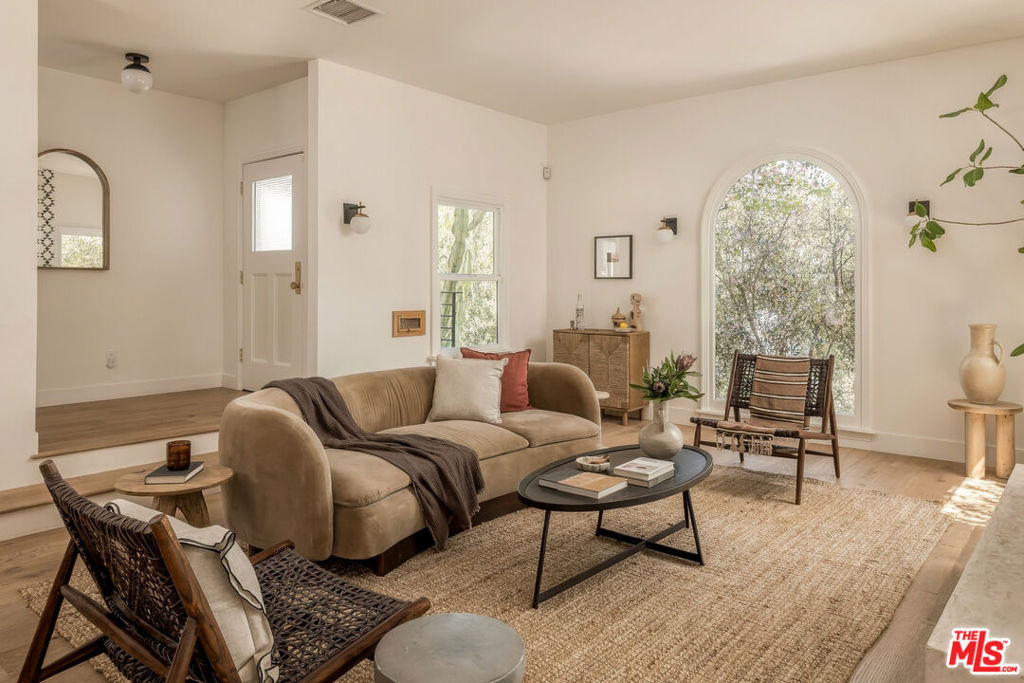3221 Griffith Park Boulevard Property Photo 5