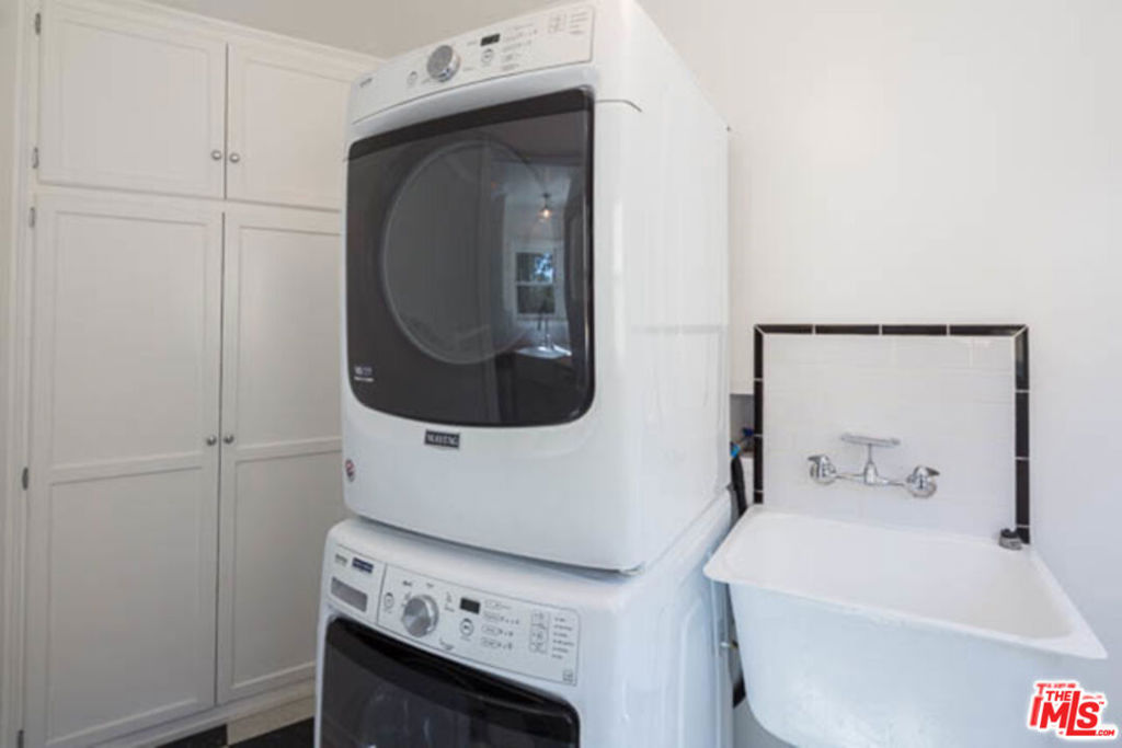 2117 Alcyona Drive Property Photo 4