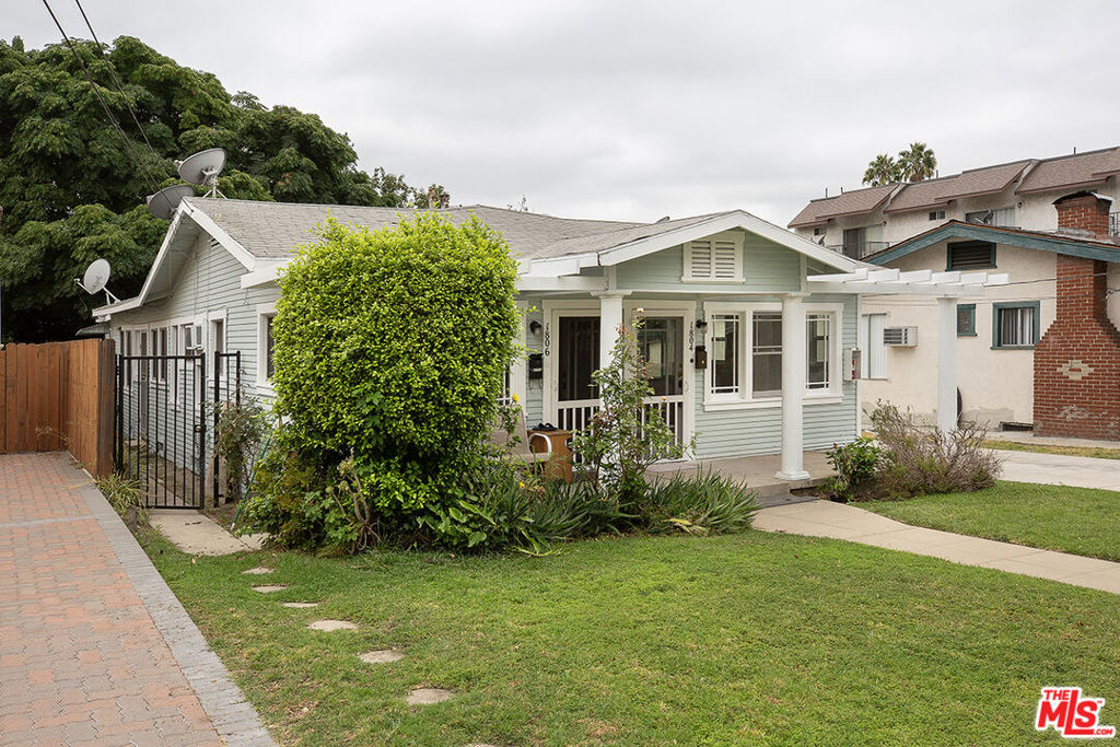 1804 E Glenoaks Boulevard Property Photo 2