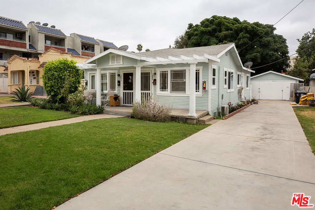 1804 E Glenoaks Boulevard Property Photo 3