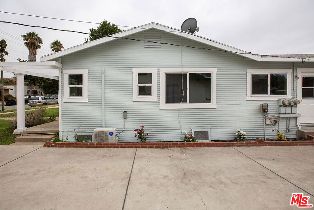 1804 E Glenoaks Boulevard Property Photo 4