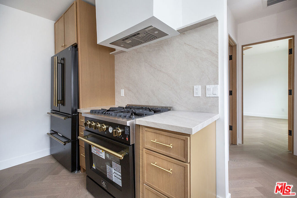 1804 E Glenoaks Boulevard Property Photo 16
