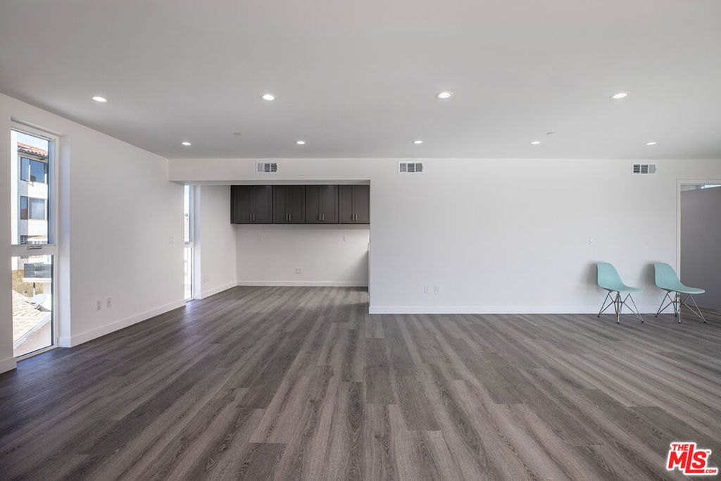 1434 W 9th Street Property Photo 7
