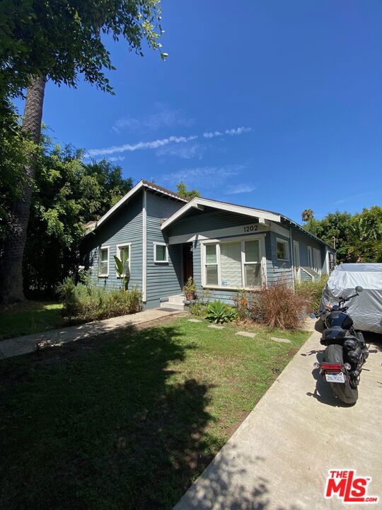 1202 N Poinsettia Place Property Photo 1