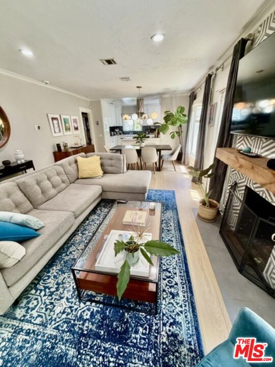 1202 N Poinsettia Place Property Photo 4