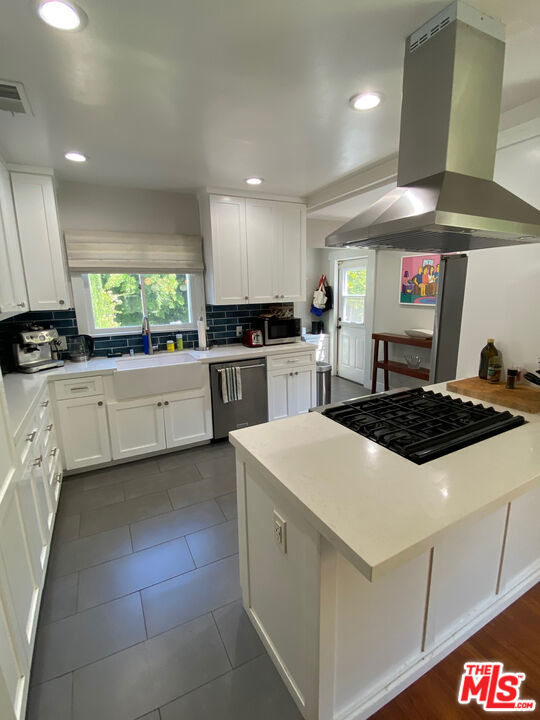 1202 N Poinsettia Place Property Photo 7