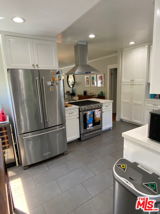 1202 N Poinsettia Place Property Photo 8