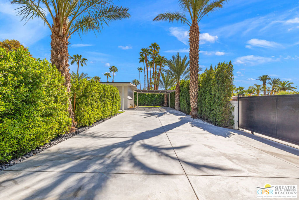 2020 E Amado Road Property Photo 10
