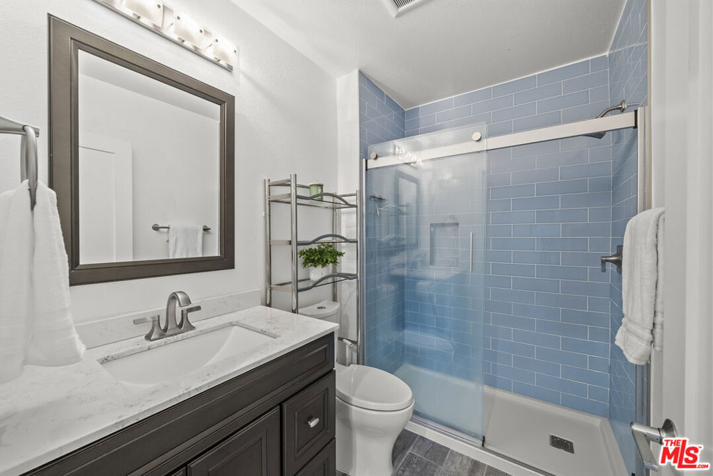 2724 S Harcourt Avenue Property Photo 17