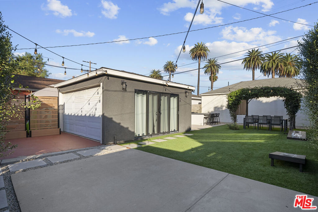 2724 S Harcourt Avenue Property Photo 18