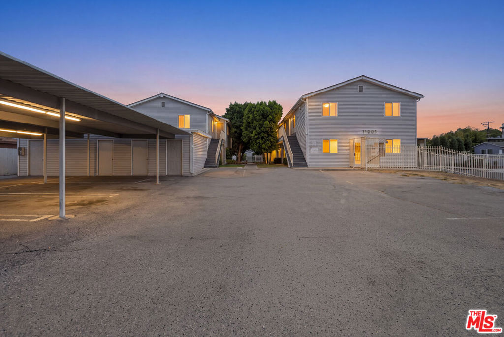 11901 Valerio Street Property Photo 3