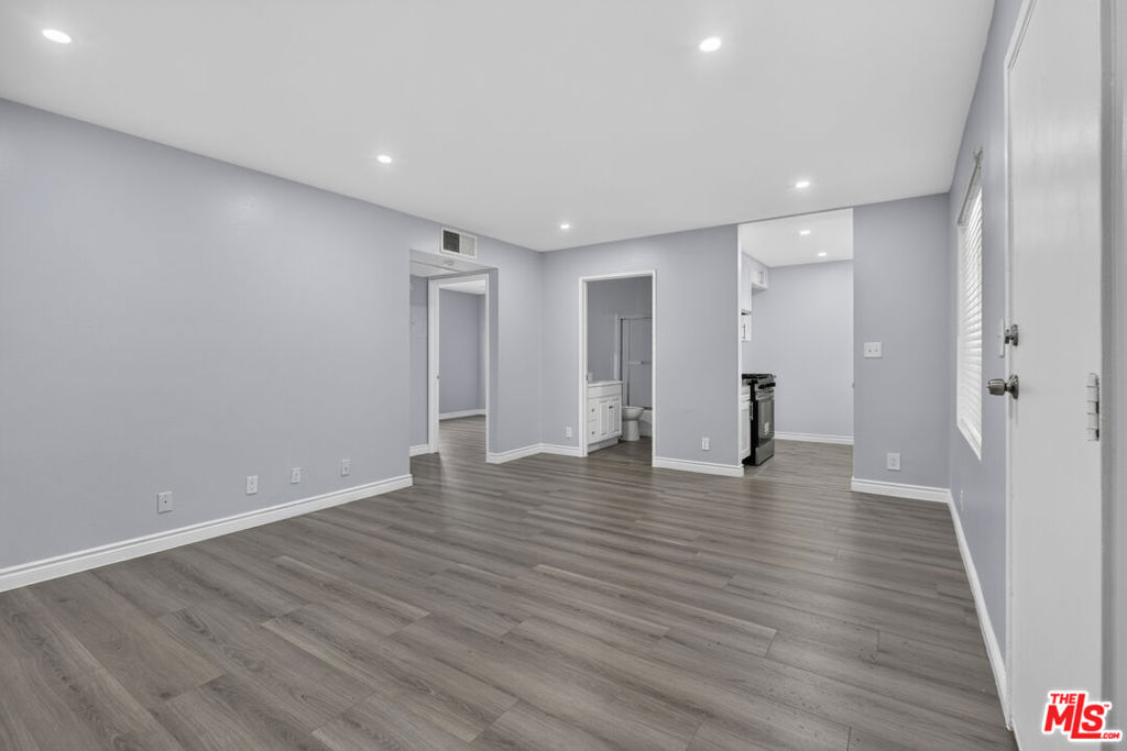 11901 Valerio Street Property Photo 4