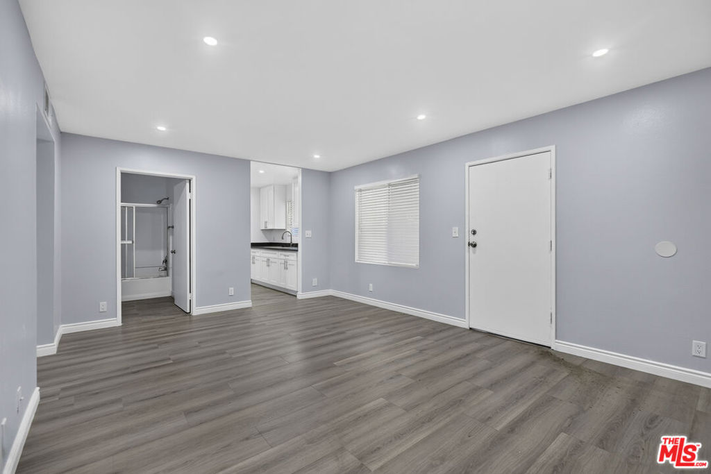 11901 Valerio Street Property Photo 5