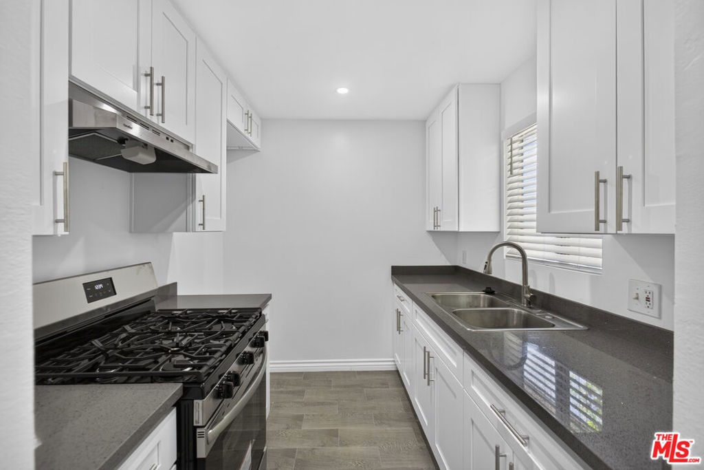 11901 Valerio Street Property Photo 13