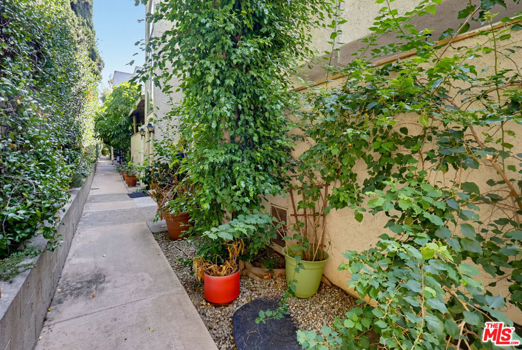 5339 Coldwater Canyon Avenue B Property Photo 4