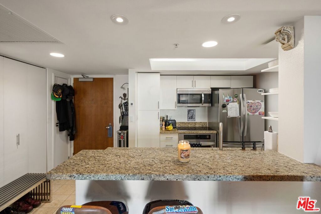 13700 Marina Pointe Drive 1126 Property Photo 8
