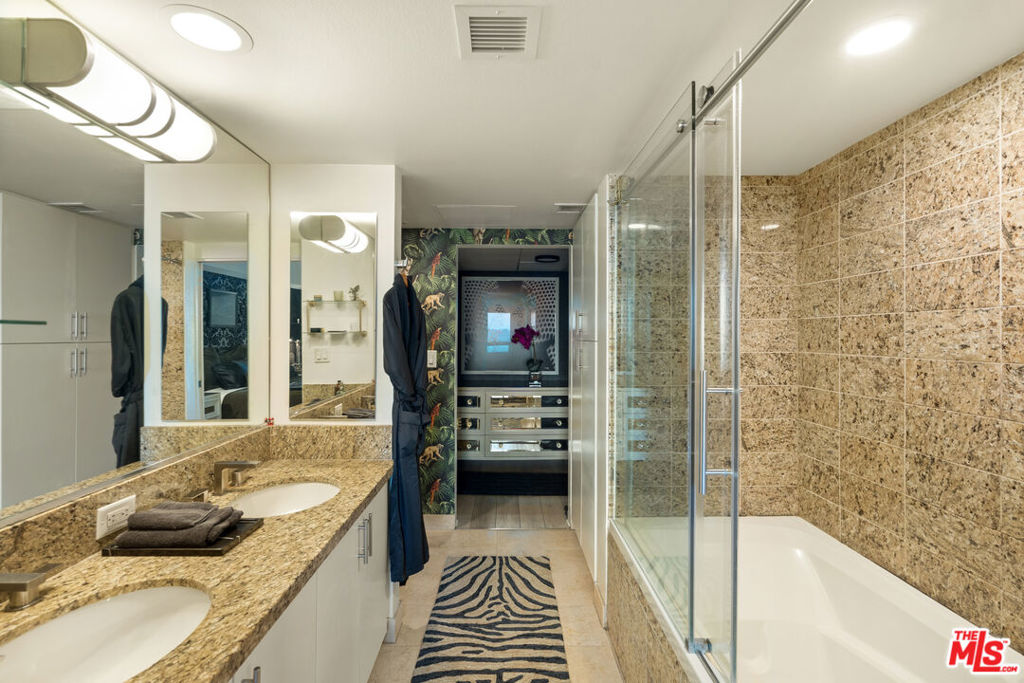 13700 Marina Pointe Drive 1126 Property Photo 12