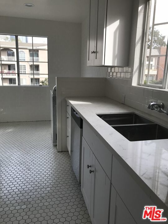1843 S Beverly Glen Boulevard 1/2 Property Photo 6