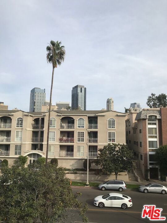 1843 S Beverly Glen Boulevard 1/2 Property Photo 18
