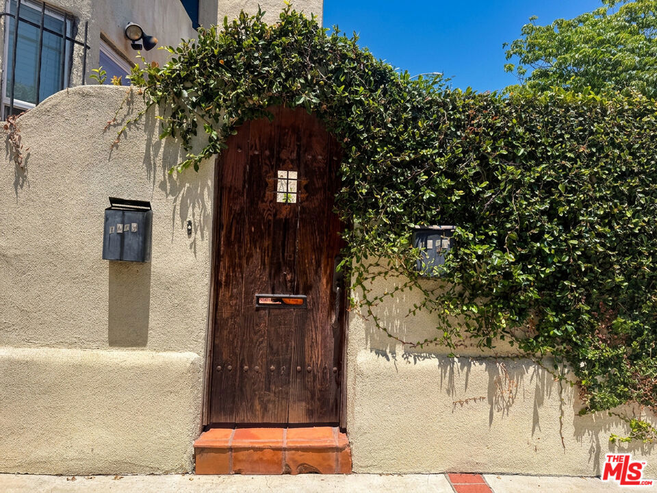 1295 S Cochran Avenue Property Photo 2