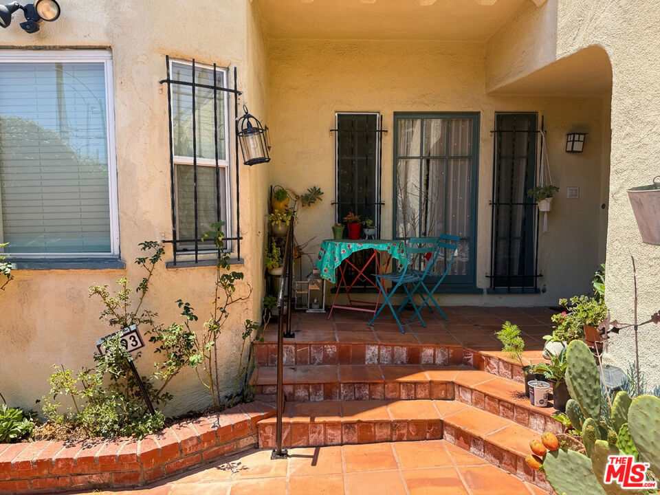 1295 S Cochran Avenue Property Photo 3