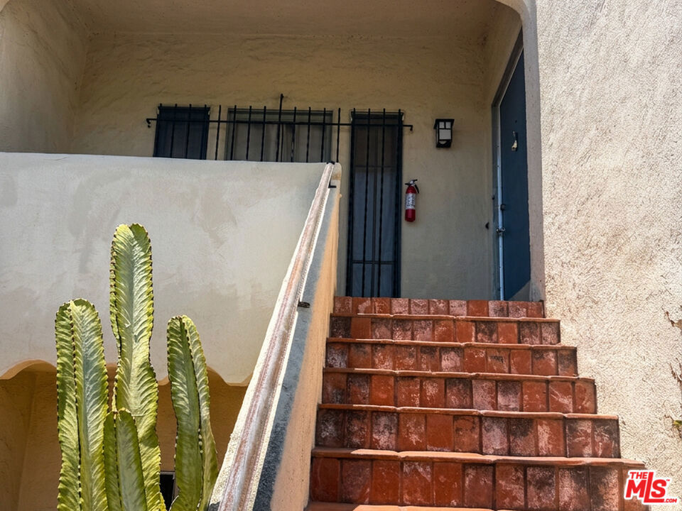 1295 S Cochran Avenue Property Photo 4