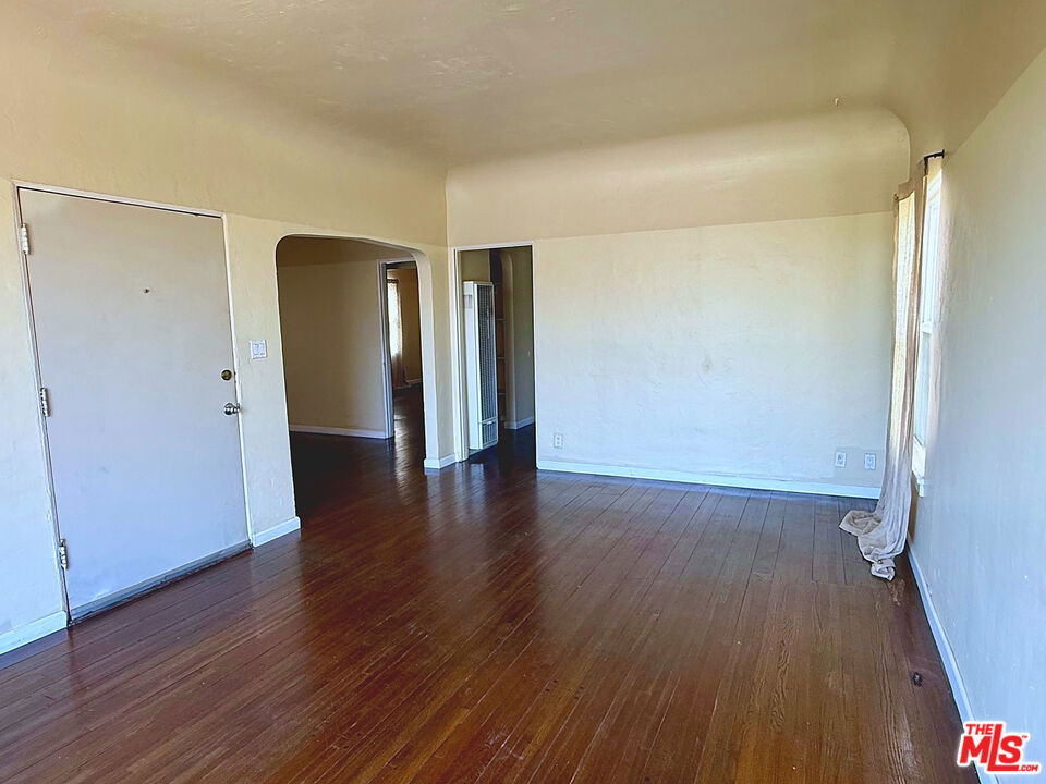 1295 S Cochran Avenue Property Photo 9