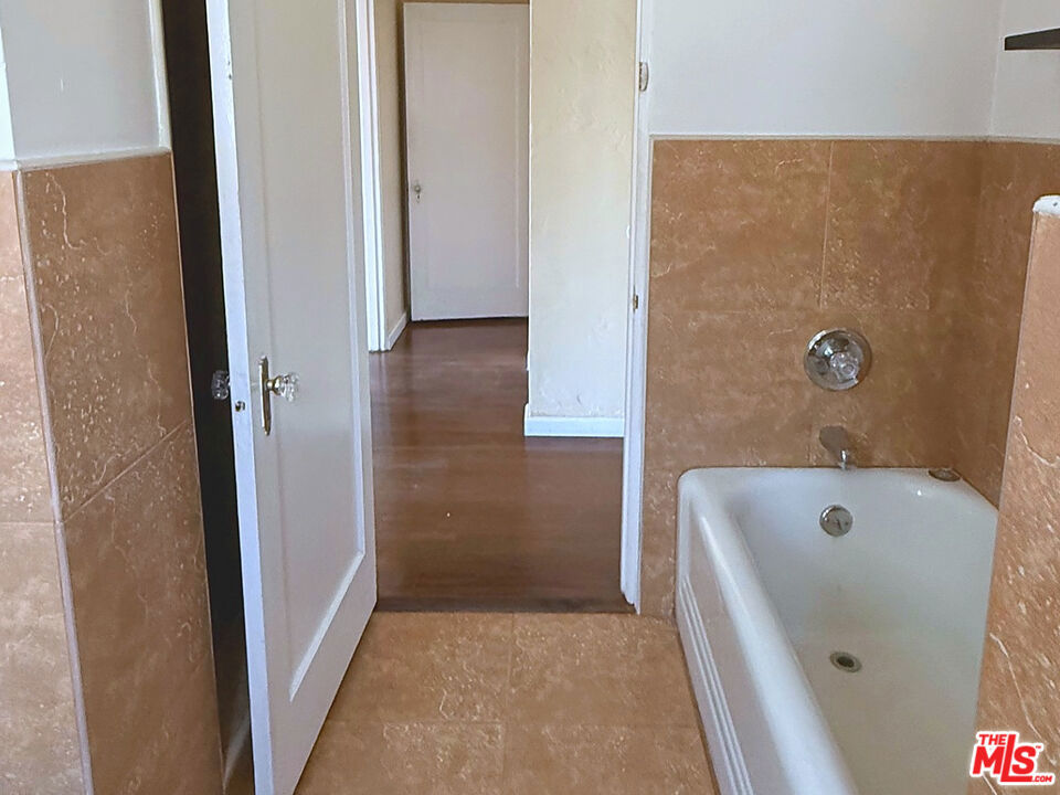 1295 S Cochran Avenue Property Photo 11