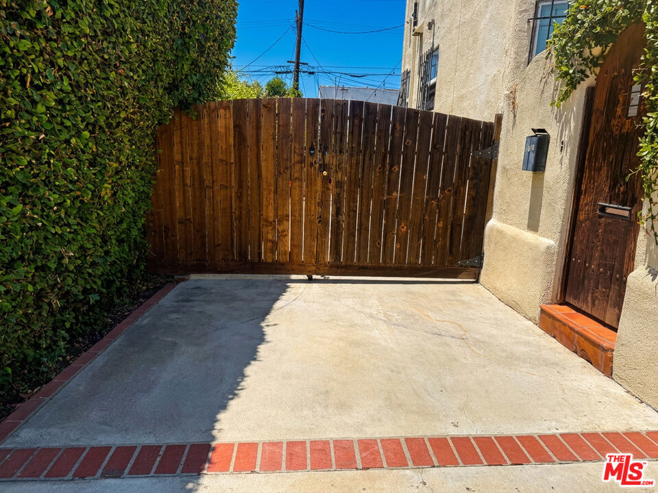 1295 S Cochran Avenue Property Photo 14