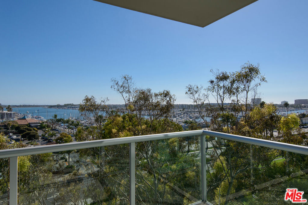 13700 Marina Pointe Drive 703 Property Photo 32