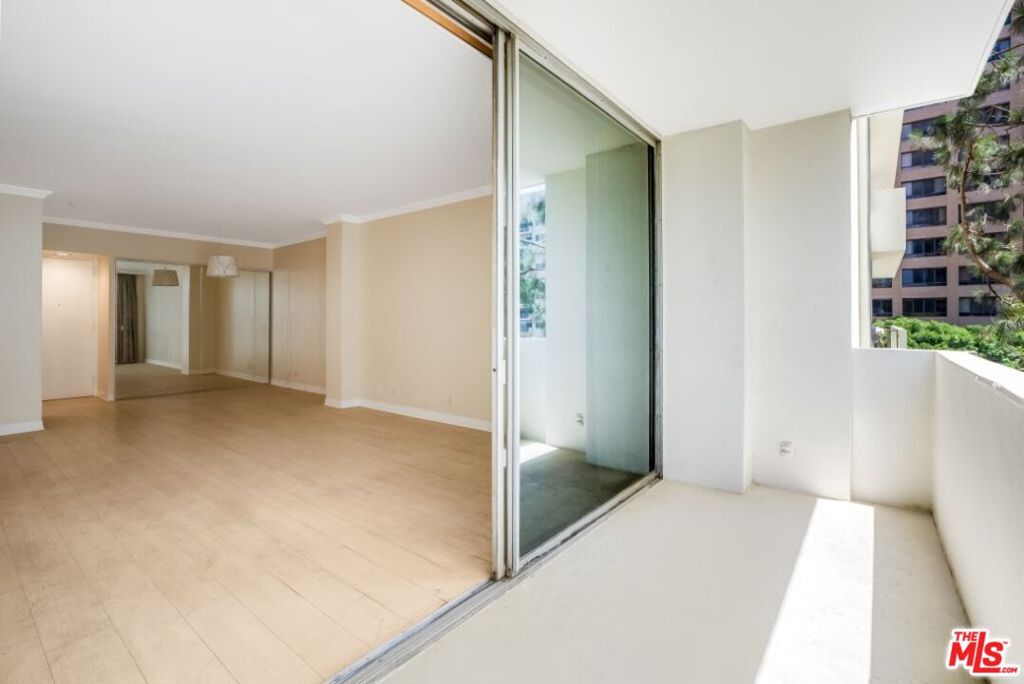 10433 Wilshire Boulevard 405 Property Photo 15
