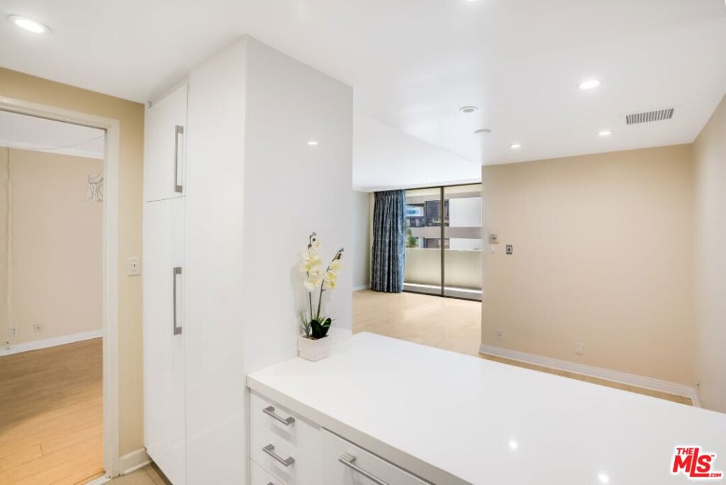 10433 Wilshire Boulevard 405 Property Photo 20