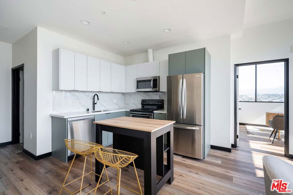 2500 Wilshire Boulevard 622 Property Photo 2