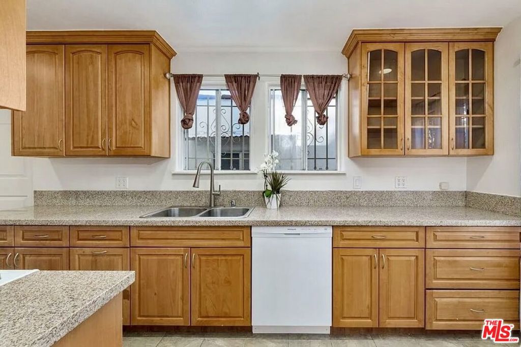 8415 Rosewood Avenue Property Photo 8