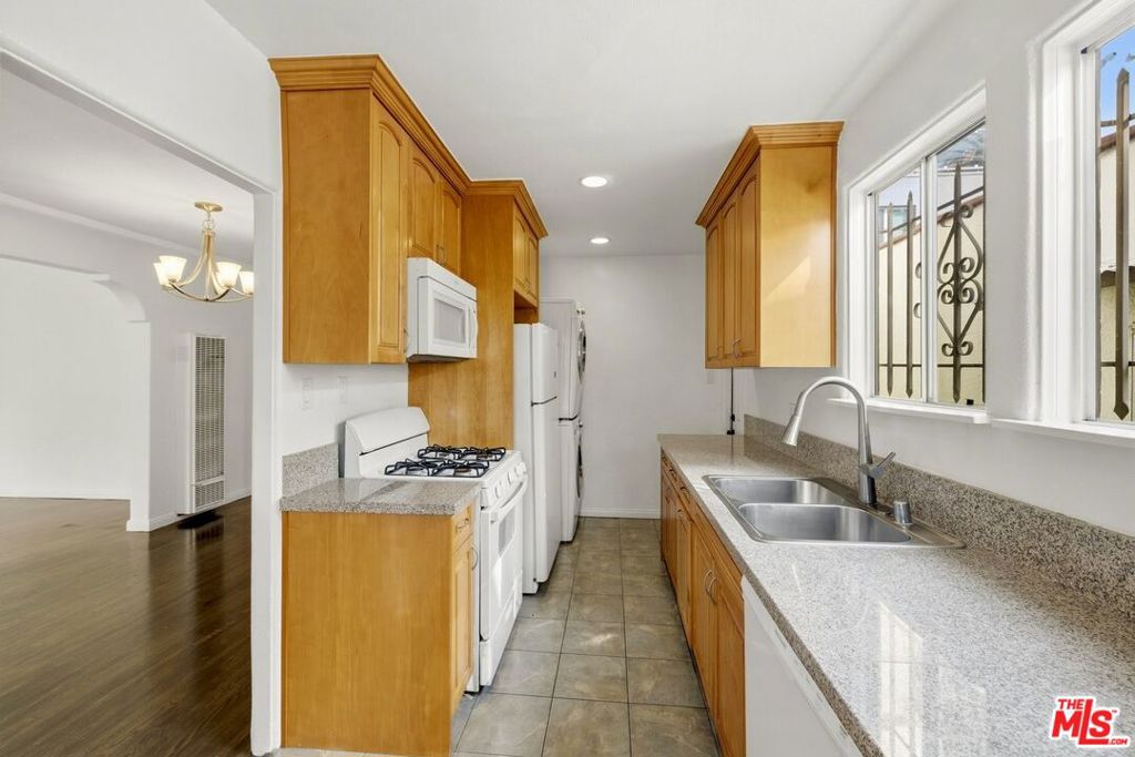 8415 Rosewood Avenue Property Photo 9