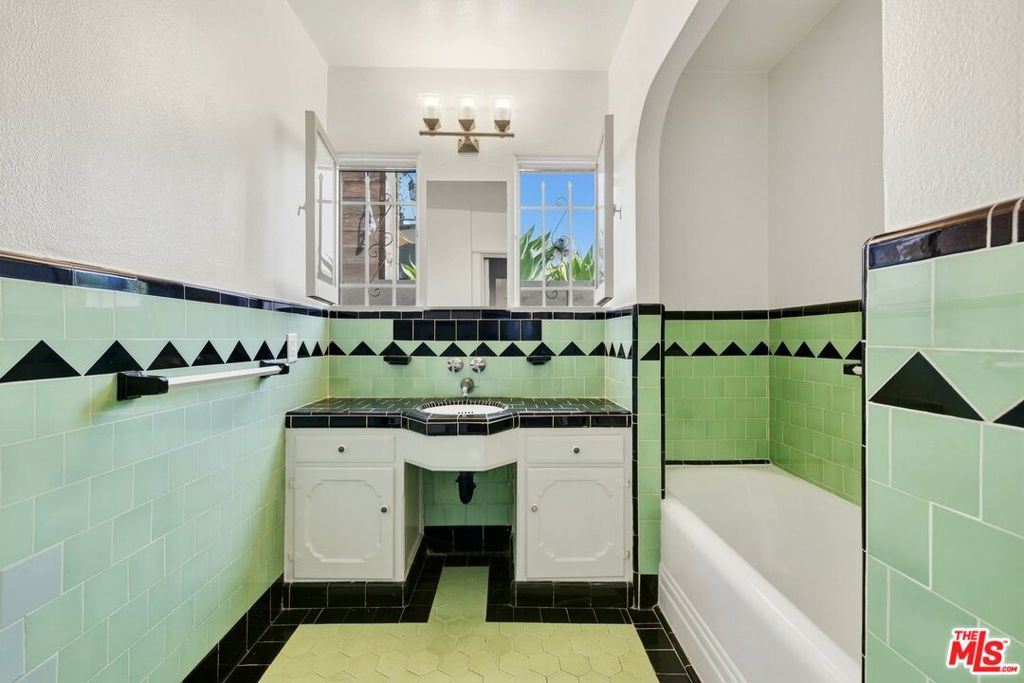 8415 Rosewood Avenue Property Photo 13
