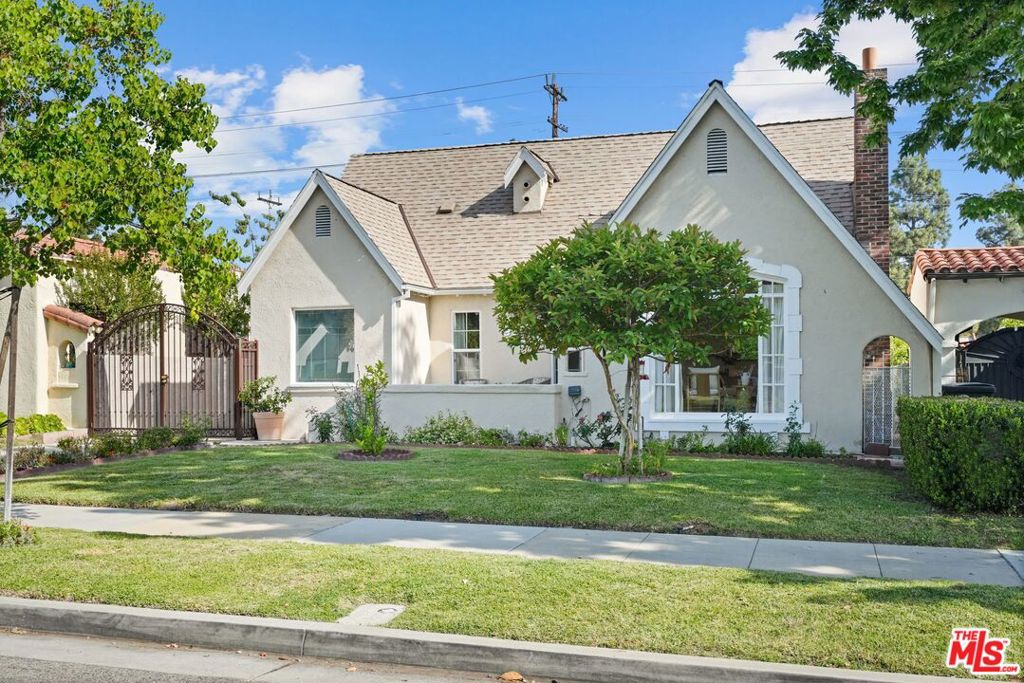 924 E Glenoaks Boulevard Property Photo 2