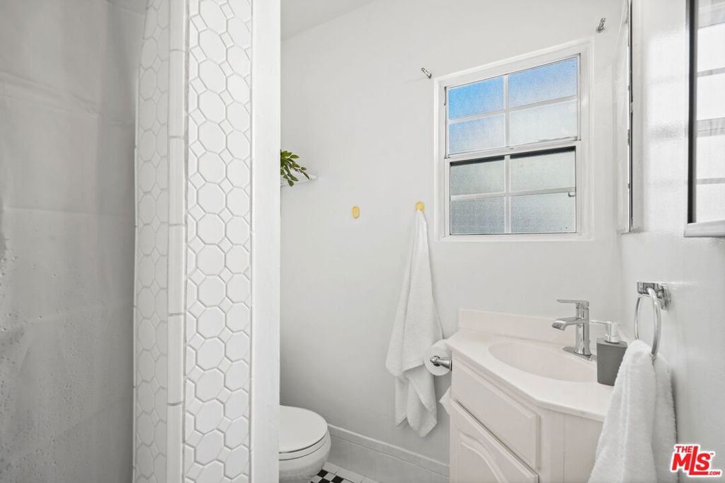 924 E Glenoaks Boulevard Property Photo 18