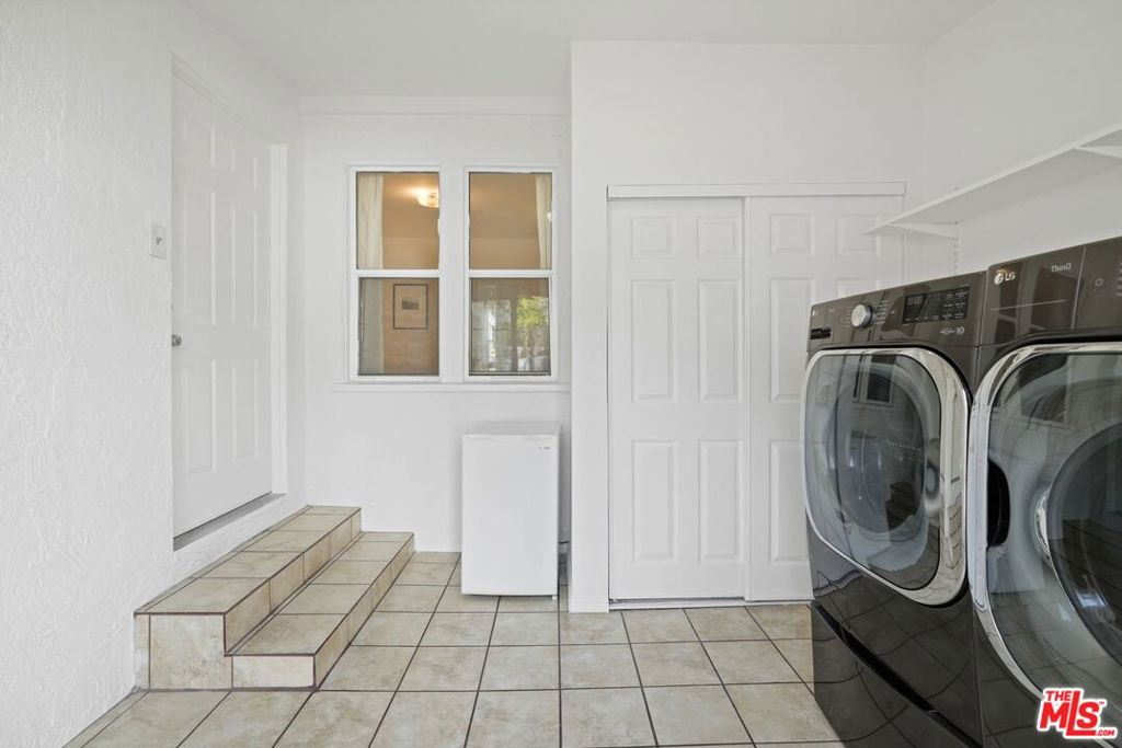 924 E Glenoaks Boulevard Property Photo 28