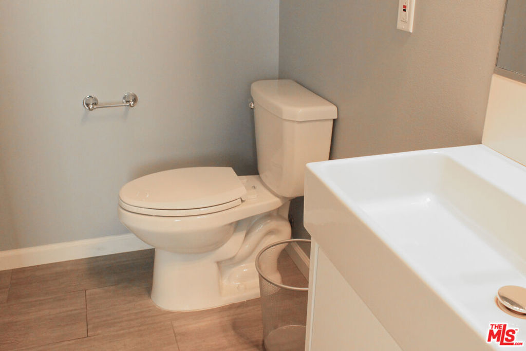 1259 W 36th Place Property Photo 24