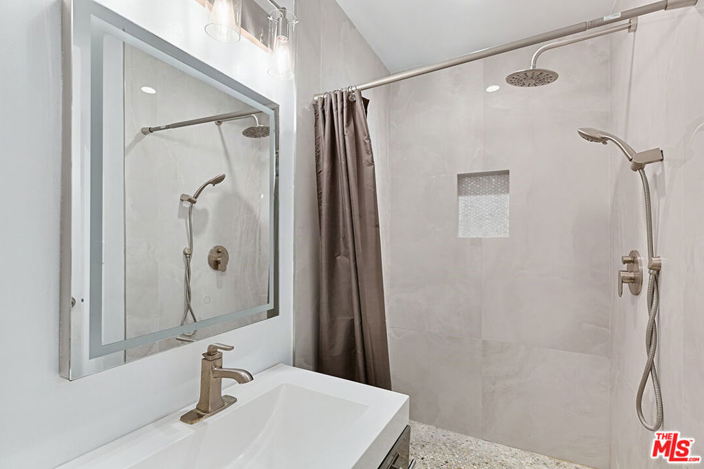 6250 Buckingham 201 Property Photo 11