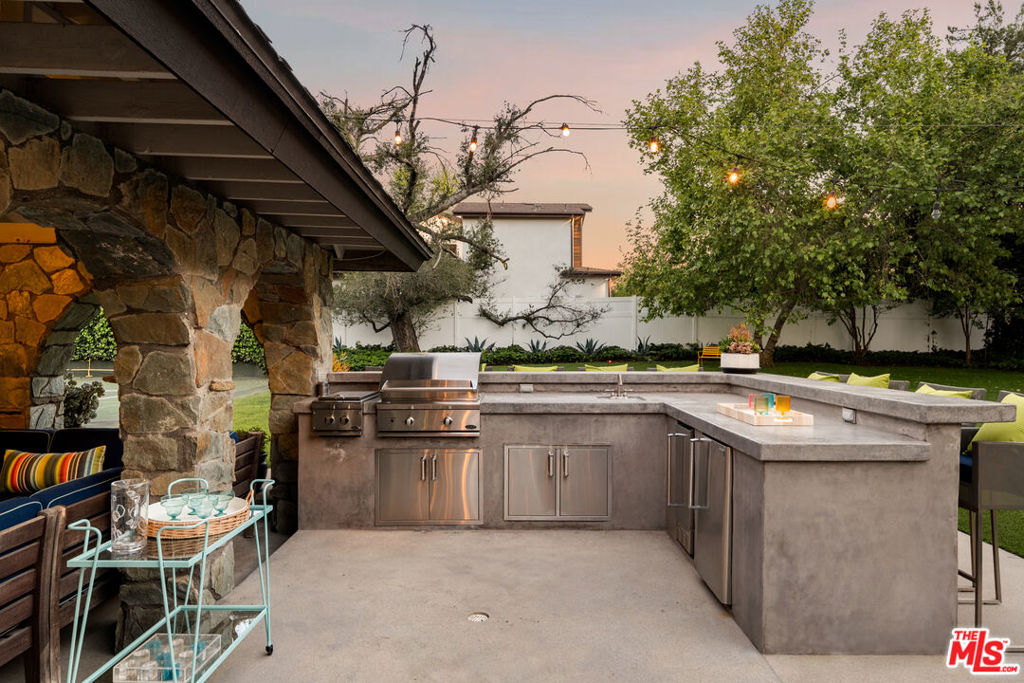 17352 Magnolia Boulevard Property Photo 8