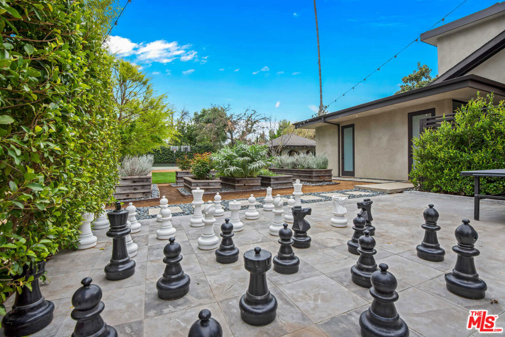 17352 Magnolia Boulevard Property Photo 9