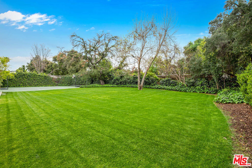 17352 Magnolia Boulevard Property Photo 10