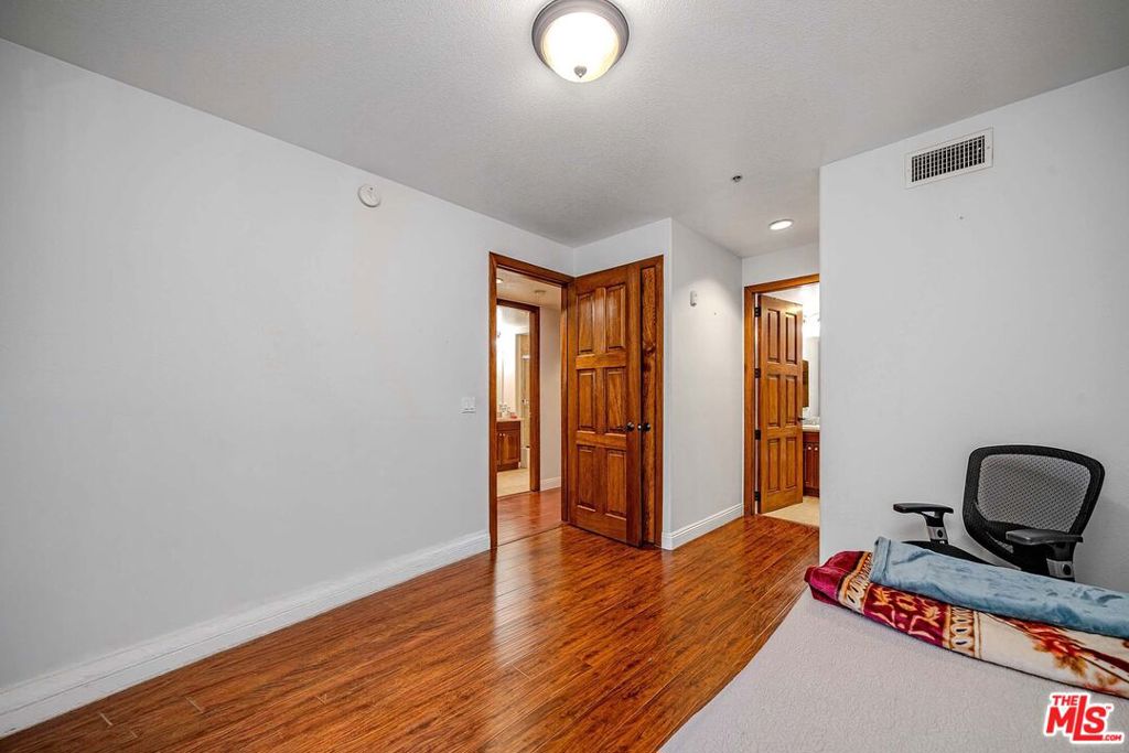 1401 S St Andrews Place 209 Property Photo 15
