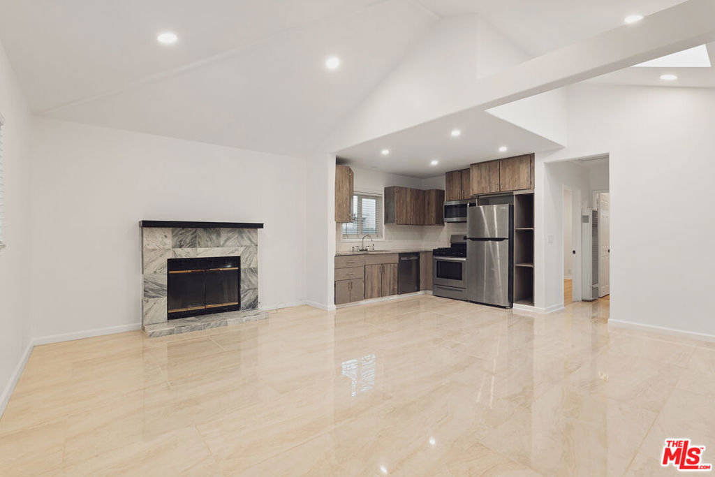 806 Navy Street Property Photo 4